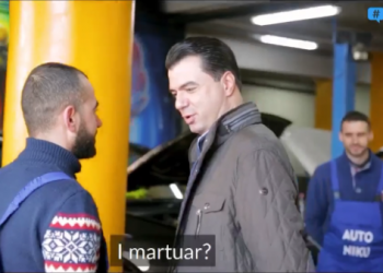 Pas gjyshe Verës, Basha i bën vizitë pronarit të një servisi makinash: Çuna beqarë jeni apo të martuar?