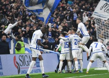 Superliga/ Tifozët e Tiranës “tallen” me rivalët: Ja distancimi social!