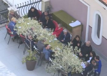 Rama mbledh në kafe ministrat e deputetët pas Kongresit të PS, u bashkohet edhe Veliaj me djalin e vogël në krah
