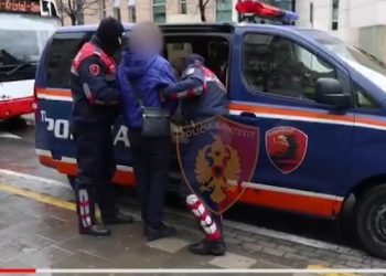 Këmbenin valutë pranë Bankës së Shqipërisë, procedohen 7 persona dhe u sekuestrohen paratë