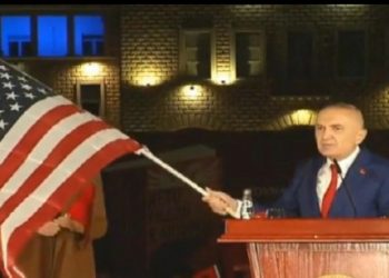 Meta, me flamurin amerikan në dorë: Mimozat dhurojani policëve