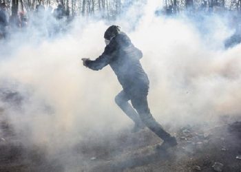 Protesta kundër kampit të refugjatëve, tensionohet situata në Greqi. Policia përdor gaz lotsjellës