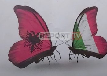 “Shqipëria të do me kokën lart”, të rinjtë vlonjatë solidarizohen me Italinë dhe ndezin qirinj në konsullatën italiane