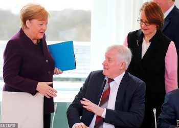 Ministri refuzon t’i shtrëngojë dorën Angela Merkel nga frika e koronavirusit, video bën xhiron e rrjetit