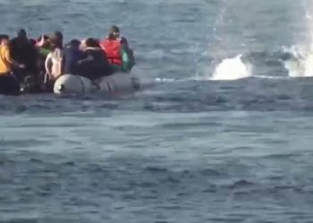 Kriza e refugjatëve në Egje/Ja pamjet e “luftës” në det, rojet bregdetare greke “hapin zjarr” drejt refugjatëve