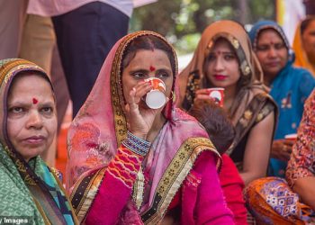 FOTOT/ Indianët e “gjejnë ilaçin” e Covid-19, thjesht urinë lope