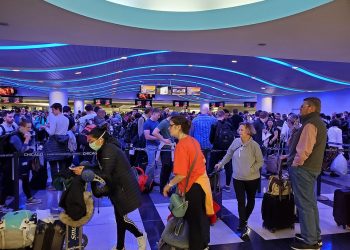 FOTOT/ Covid-19 shkakton kaos në aeroporte me amerikanët ardhur nga Europa