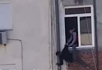 I varur nga dritarja e katit të pestë, policia shpëton të riun që tentoi të hidhej nga pallati
