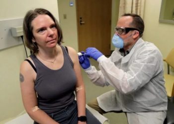 Vaksina e Covid-19/ Test te vullnetarja e parë në botë, ja fjalët e para të saj