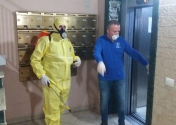 Koronavirusi, rrezik serioz! Nis dezinfektimi i ashensorëve në Tiranë