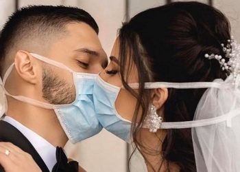 “Kurorë në kohën e koronavirusit”, çifti shqiptar jep puthjen e dashurisë përmes maskave (Foto)