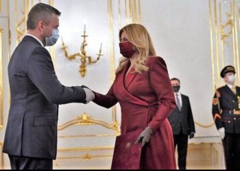 Me doreza e dorashka, kryeministri sllovak shtrëngon duart me presidenten teksa i jep dorëheqjen (Foto)