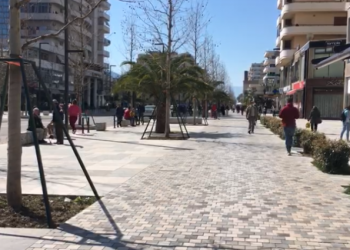VIDEO/ Vlonjatët nuk i tremben koronavirusit, thyejnë rregullat duke mbushur rrugët dhe sheshet e qytetit