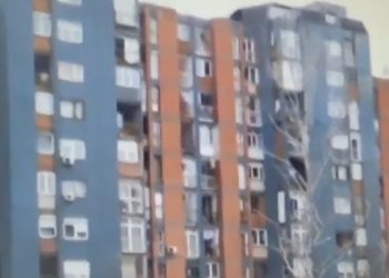 Kuvendi diskuton shkarkimin e Kurtit, qytetarët e Kosovës protestojnë me kusi nga ballkonet e shtëpive (VIDEO)
