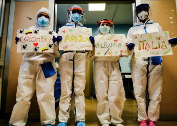 “Forca italianë!”, infermierja shqiptare në faqen e parë të gazetës prestigjioze italiane (Foto)