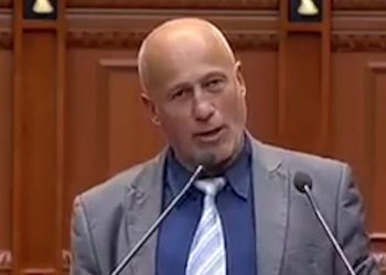 “Kur kisha kaçurela dhe para, femrat që me afroheshin pinin uiski”, deklarata e deputetit thyen rrjetin (Video)
