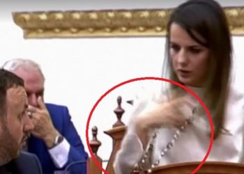 Incidenti që nuk u pa në Kuvend, Rudina Hajdari pengohet nga rruazat dhe…