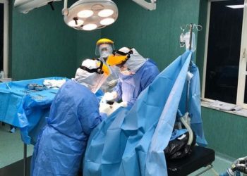 Spitali “COVID 2” në Tiranë jep rezultatet e para, vajza me koronavirus del me sukses nga operacioni