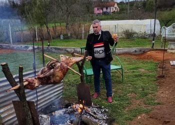 “Po e djeg koronavirusin”, Kujtim Gjuzi shfaqet duke pjekur mish në hell pas lajmit se është i infektuar (Foto)