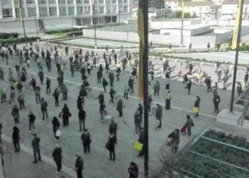 FOTOLAJM/ Ja si po mbahet radha në një supermarket italian