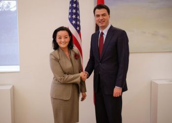 Pak orë para manifestimit/ Lulzim Basha drekë pune me ambasadoren e SHBA