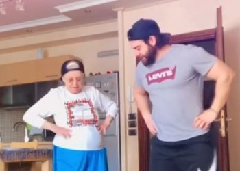 VIDEO / Është 86 vjeç, gjyshja shqiptare sfidon nipi me ushtrime aerobie
