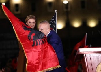 VOA: Presidenti Meta kërcënon Parlamentin, por ja kur mund të firmosë një dekret të tillë