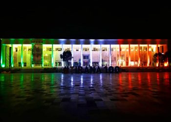 Tirana ndez ngjyrat e flamurit italian: Luftojmë dhe fitojmë së bashku ndaj koronavirusit