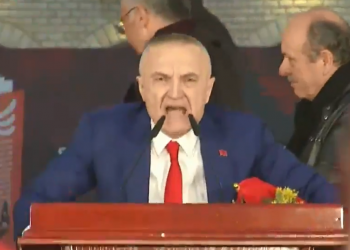 LIVE! Ilir Meta del në tribunë, këndon himnin e flamurit, thirrje “Rama ik” në miting