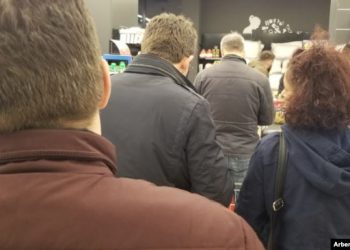 Koronavirusi/ Kosova në prag të izolimit të përgjithshëm, rriten blerjet në dyqane e farmaci