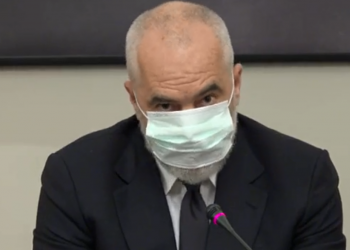 Rama, me maskë në mbledhjen e qeverisë: Basha gënjen! Kush i solli dhe historia e skadencës…