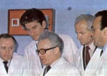 Pse doktor Berisha s’po e rivesh bluzën e bardhë për t’i shërbyer popullit?