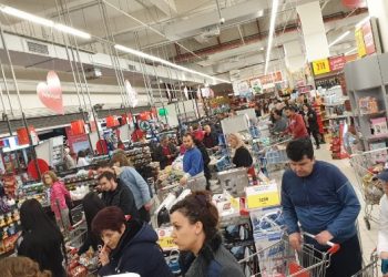 FOTO/ Frika nga koronavirusi, qytetarët zbrazin supermarketet në Tiranë