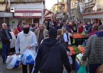 Njerëzit mbushin rrugët e tregjet, Basha: E rrezikshme, zhvlerësojnë çdo sakrificë të bërë deri tani