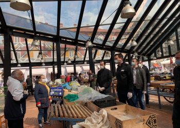 Veliaj inspekton hapësirat e tezgave në tregjet e Tiranës: Respektoni distancat gjatë blerjeve