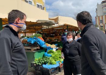Veliaj inspekton hapësirat e tezgave në tregjet e Tiranës: Respektoni distancat gjatë blerjeve