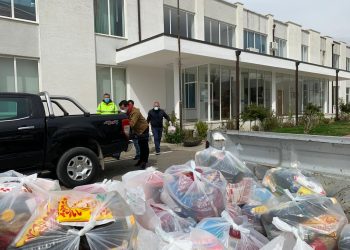 Ushqime për familjet në Farkë, Veliaj: Pas koronavirusit do bëhemi më të fortë. Së shpejti nisim rindërtimin e shtëpive