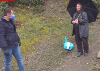 Ndihma familjeve në nevojë, Rama ndan videon dhe thumbon komentuesit: Kush ushqen ajfonin, mos i harxhojë bateritë për …