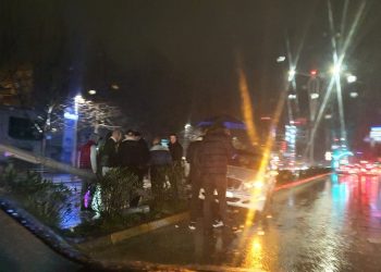 Aksident në Laprakë/ Shoferi humb kontrollin e “Benzit” dhe përplaset me shtyllën e trafikndarëses
