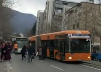 “Nuk i punonin frenat”, autobusët përplasen me njëri-tjetrin në Tiranë