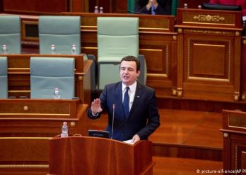 “Thaçi ka marrëveshje sekrete me Vuçiç!”, akuza e fortë e Albin Kurtit nga foltorja e Kuvendit