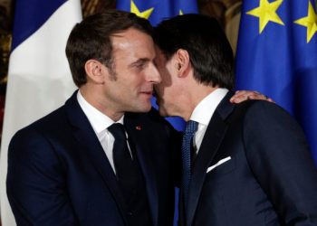 ”Shmangni puthjet dhe përqafimet”, udhëzimi i Macron për të parandaluar koronavirusin