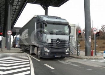 Heqja e tarifës/ Kamioni i parë me mallra serbe hyn në Kosovë
