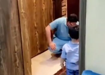 Djali vrapon ta përqafojë, por babai infermier shpërthen në lot pasi nuk mundet (Video)