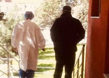 I shoqëruar nga mjekja, babai i pacientit “0” del nga spitali/ Rama: Edhe 14 ditë karantinim