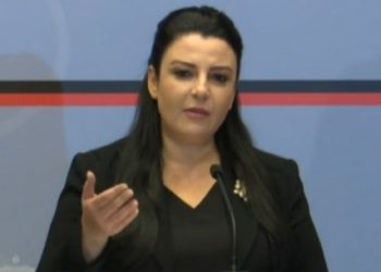 Balluku: Nëse Italia do të tërheqë qytetarë nga Shqipëria, të dërgojë avionë ose tragete bosh