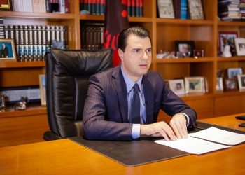 “Mbyll fasoneritë dhe call centers për 4 javë”, Basha i propozon Ramës disa masa alternative