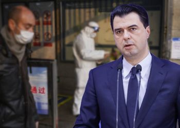 Koronavirusi mbyll shkollat, Basha: Qeveria ta lejë pushim njërin nga prindërit dhe ta paguajë