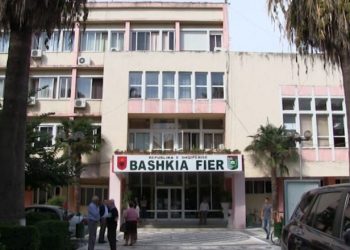 Një familje e prekur nga koronavirusi në Fier, bashkia: Të vetëizolohet shoferi që e mori nga Tirana