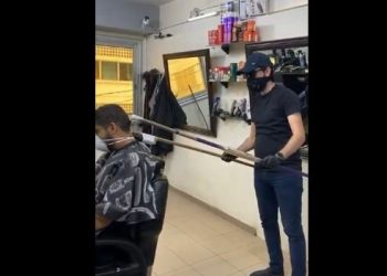 Asnjë masë nuk është e tepërt kur bëhet fjalë për korononavirus, video e këtij berberi thyen rrjetin